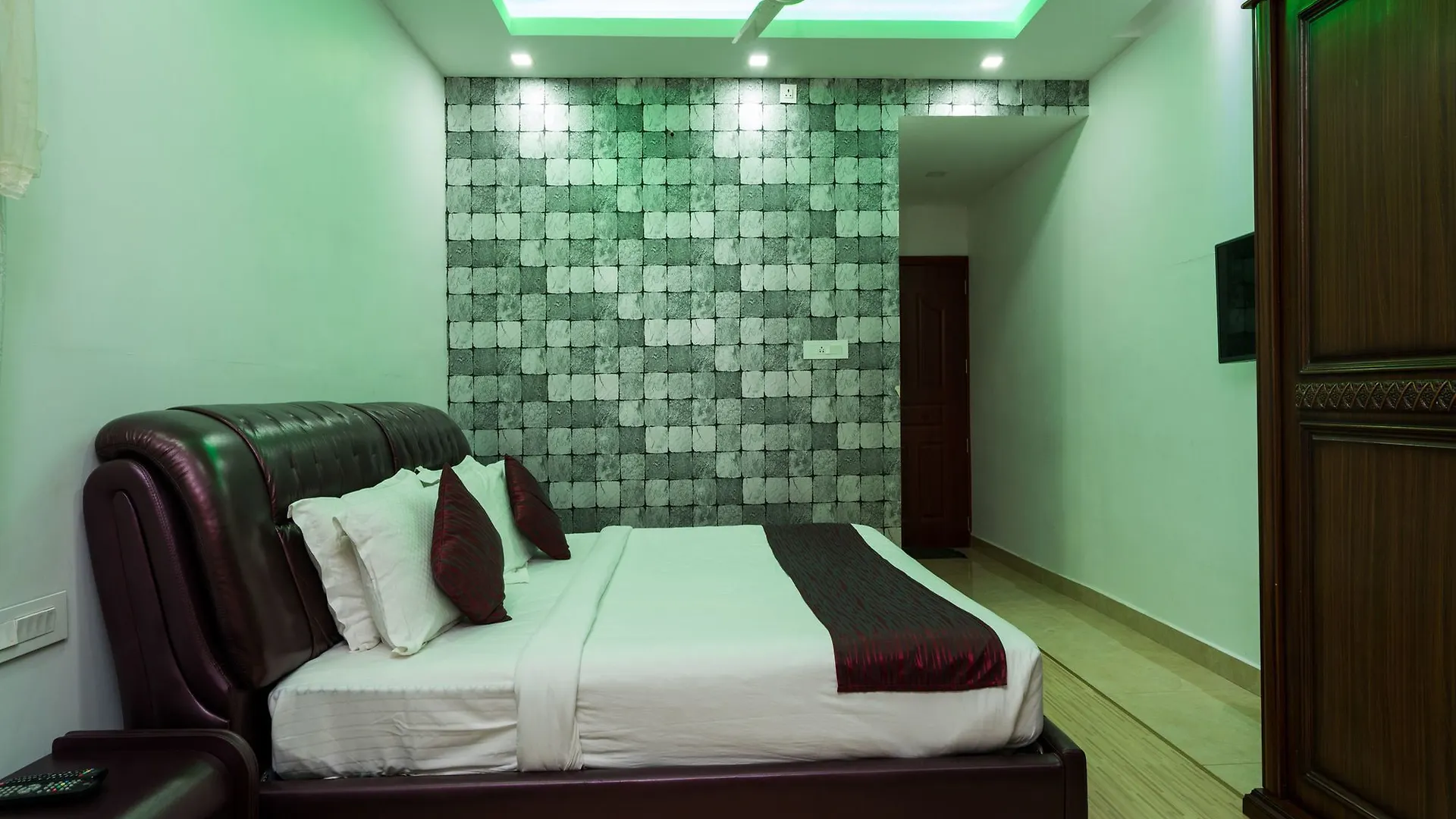 מונאר Oyo 9802 Parakkat Plantation Resort מלון